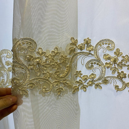 Firana z szerokim haftem i perełkami