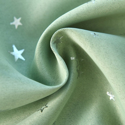 Zielona zasłona zaciemniająca w białe gwiazdki