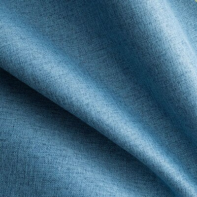 Jasnoniebieska zasłona zaciemniająca na przelotkach