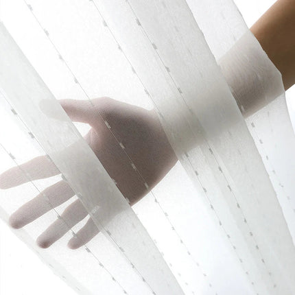 Biała firana w haftowane kropki