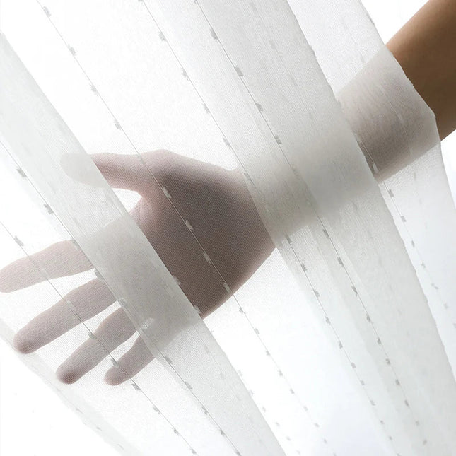 Biała firana w haftowane kropki