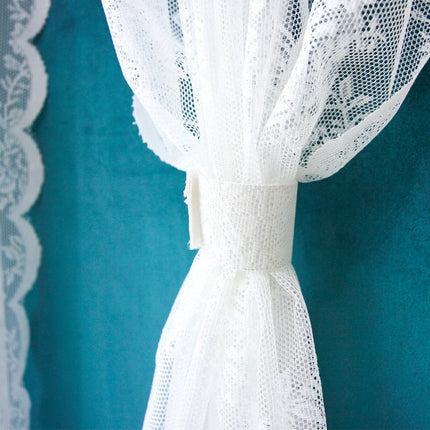 Biała koronkowa firana w kwiaty