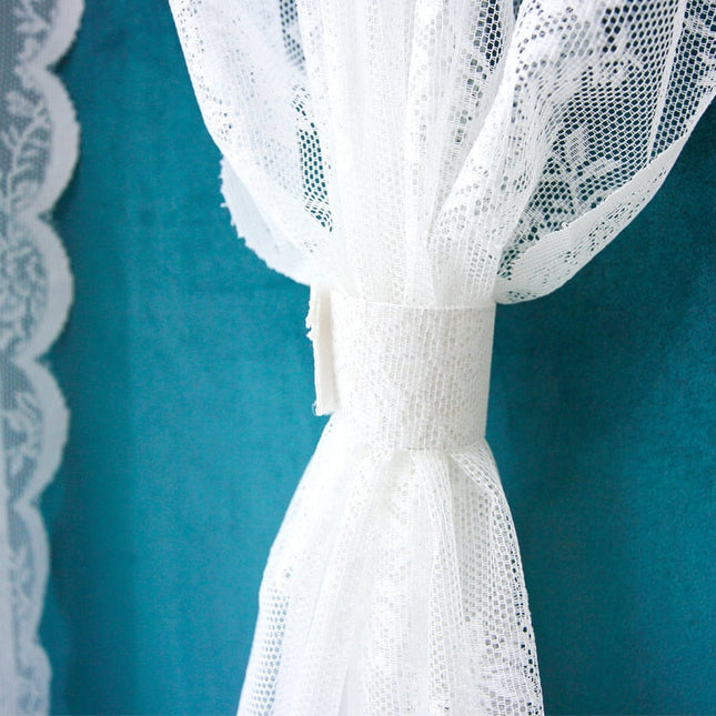 Biała koronkowa firana w kwiaty