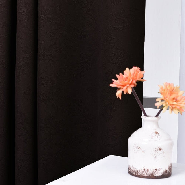 Beżowa zasłona z tłoczonym wzorem