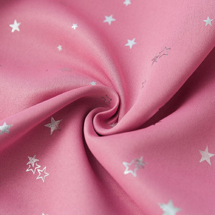 Różowa zasłona zaciemniająca w gwiazdki.