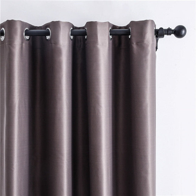 Brązowa gładka zasłona zaciemniająca na przelotkach