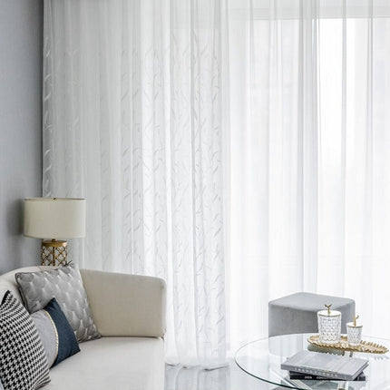 Lniana firanka z białym haftem roślinnym