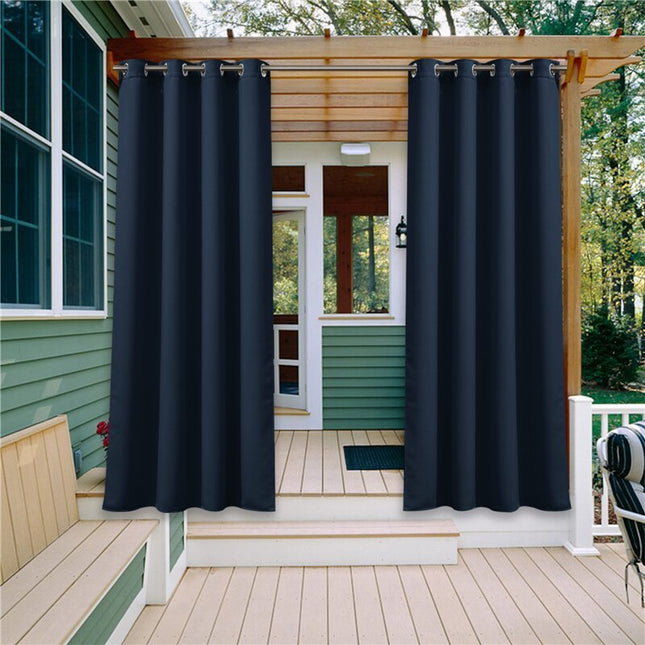 Brązowa zasłona zewnętrzna na balkon na przelotkach.