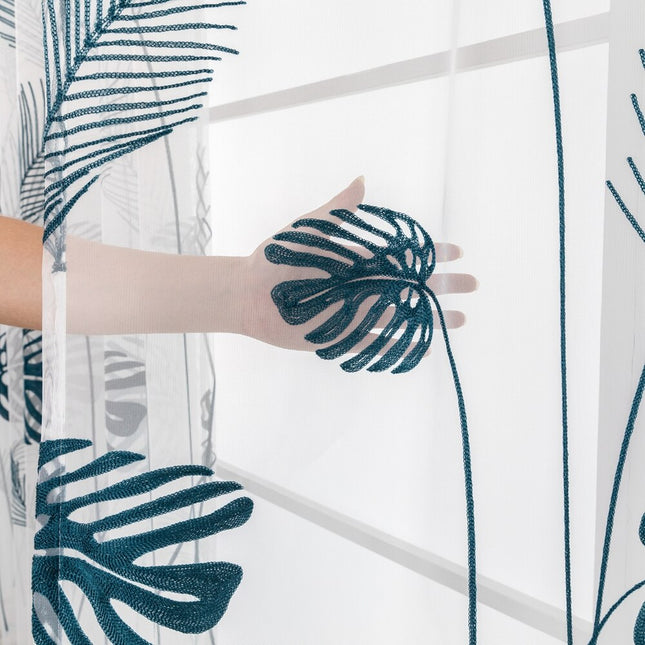 Firana z haftowanymi liśćmi monstery