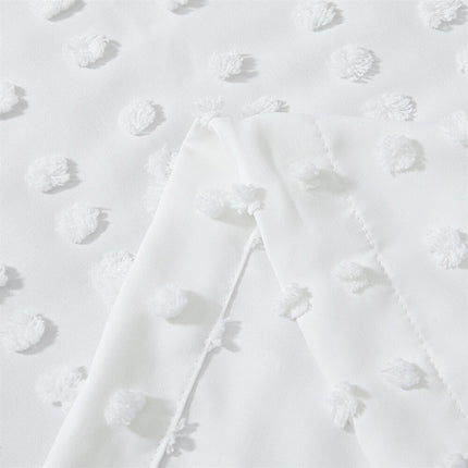 Biała firana z ozdobnymi kropkami