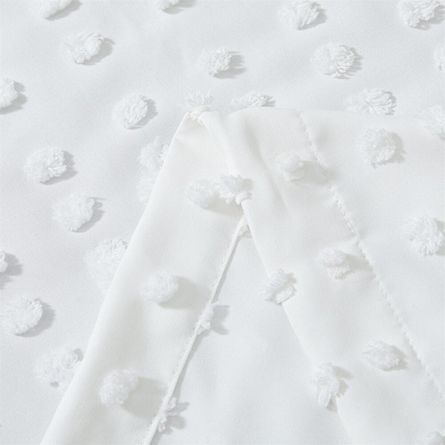 Biała firana z ozdobnymi kropkami