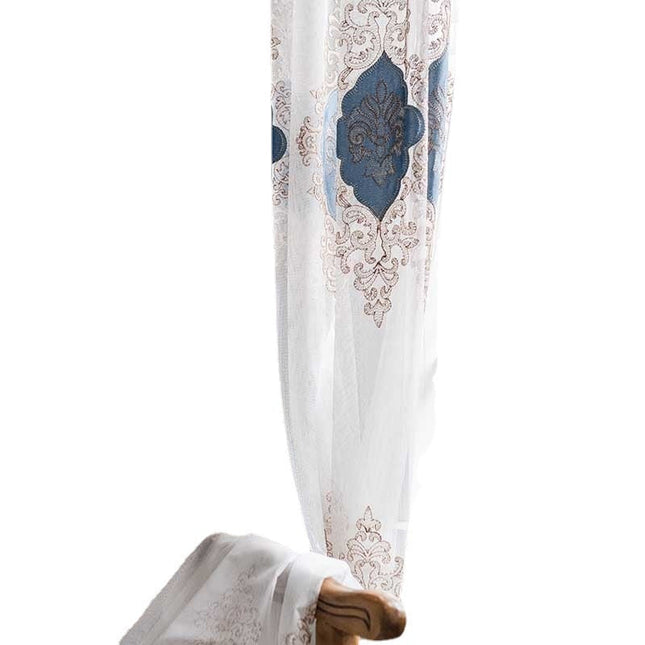 Elegancka firana z niebieskim haftem