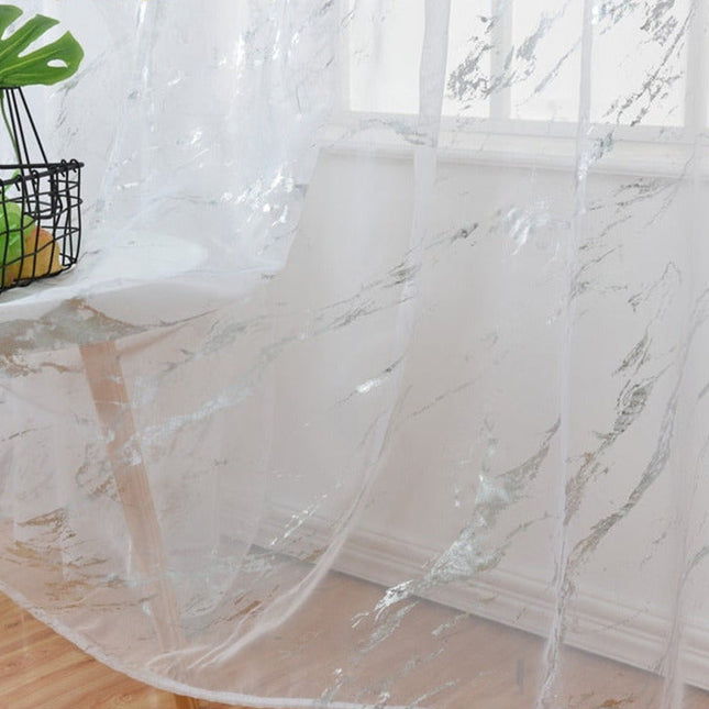 Delikatna firana ze złotym wzorem marmuru