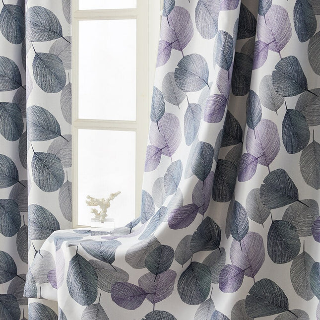 Zasłona zaciemniająca w fioletowe liście.