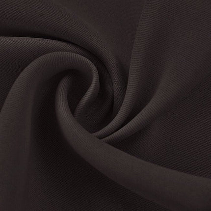 Jasnoniebieska gładka zasłona na przelotkach.