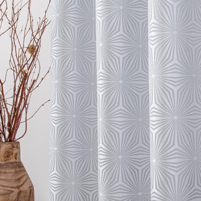 Jasnoszara zasłona w geometryczny wzór
