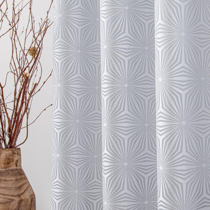 Jasnoszara zasłona w geometryczny wzór