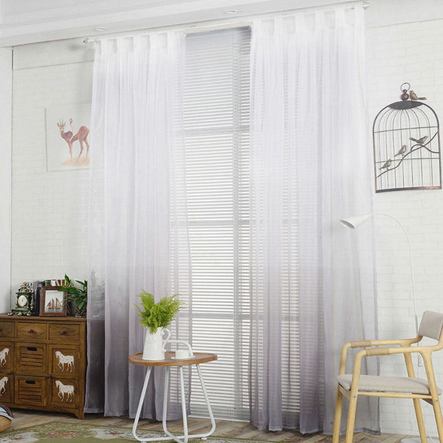 Szara zewnętrzna firana ombre na szelkach.