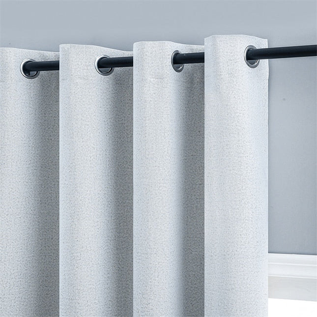 Biała zasłona zaciemniająca na przelotkach