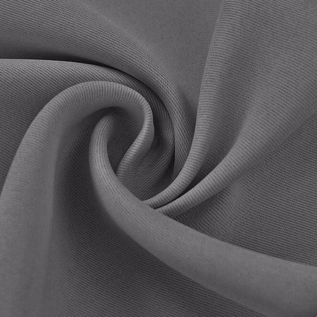 Szara wodoodporna zasłona na zewnątrz.