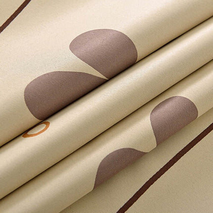 Zasłona zaciemniająca w duże kwiatowe wzory.