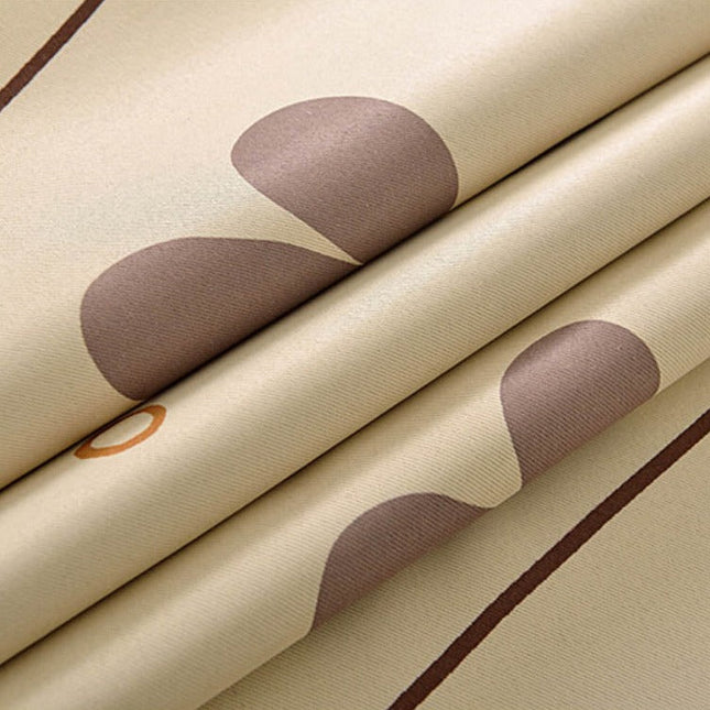 Zasłona zaciemniająca w duże kwiatowe wzory.