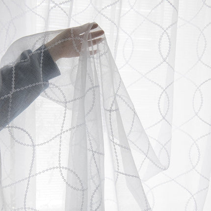 Biała firana w geometryczny wzór