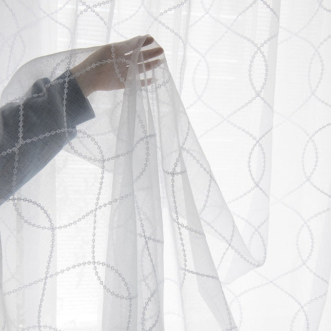 Biała firana w geometryczny wzór