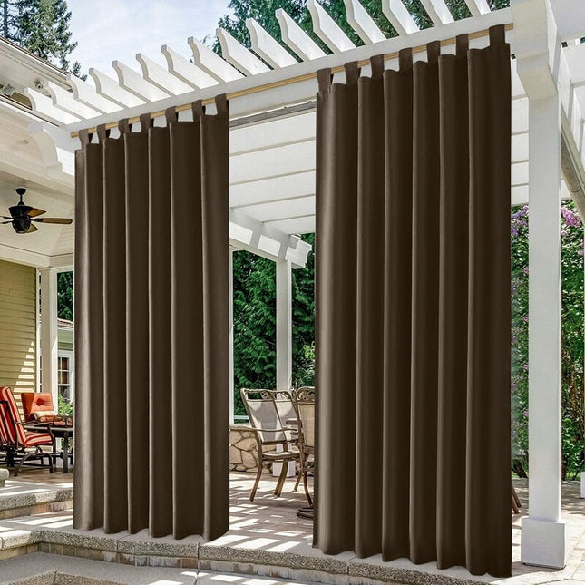 Brązowa wodoodporna zasłona na pergolę na szelkach.