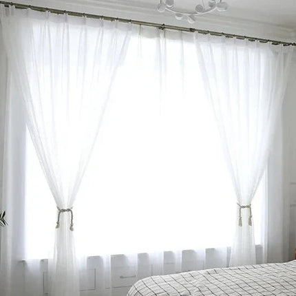 Biała firana w haftowane kropki