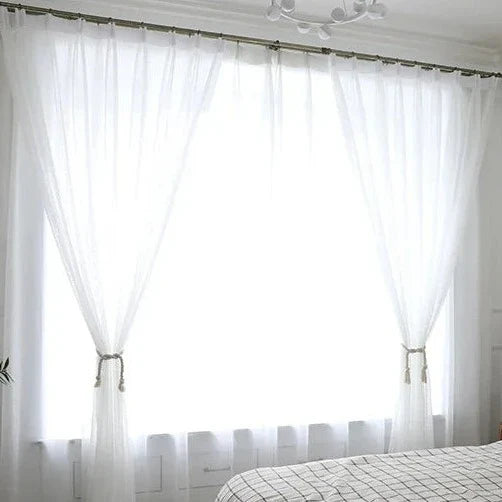 Biała firana w haftowane kropki