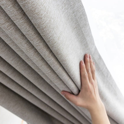 Beżowa zasłona zaciemniająca na przelotkach