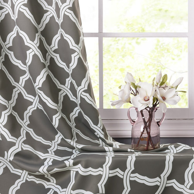 Szara zasłona zaciemniająca w marokański wzór