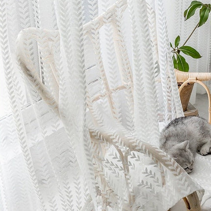 Firana filtrująca światło w geometryczne wzory