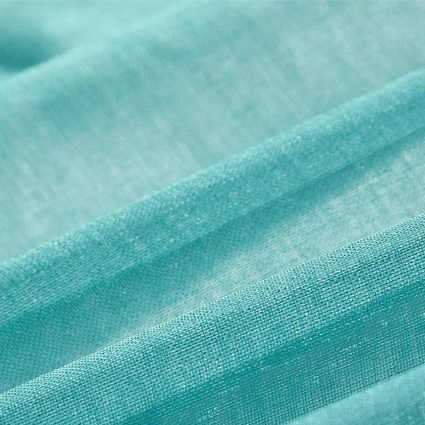 Turkusowa zewnętrzna zasłona cieniowana na balkon.