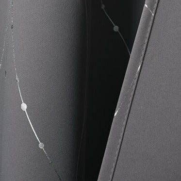 Szara zasłona zaciemniająca ze srebrną nitką.