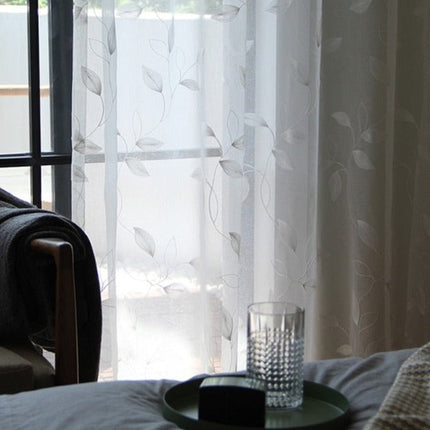 Delikatna firana z haftowanymi liśćmi