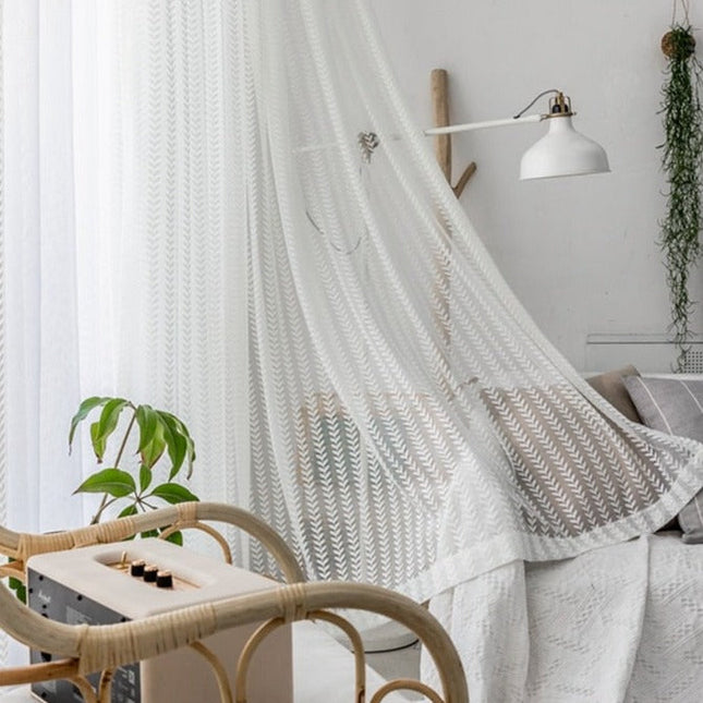 Firana filtrująca światło w geometryczne wzory