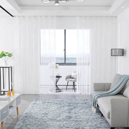 Delikatna przezroczysta firana z białego woalu