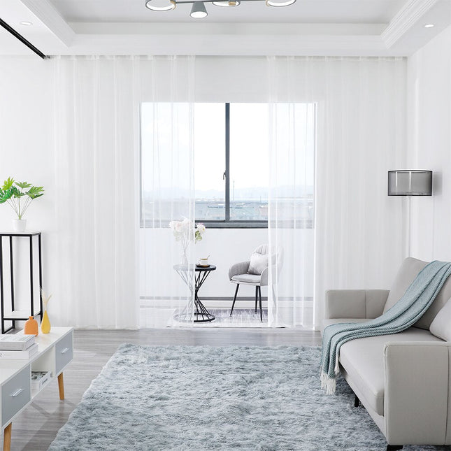 Delikatna przezroczysta firana z białego woalu