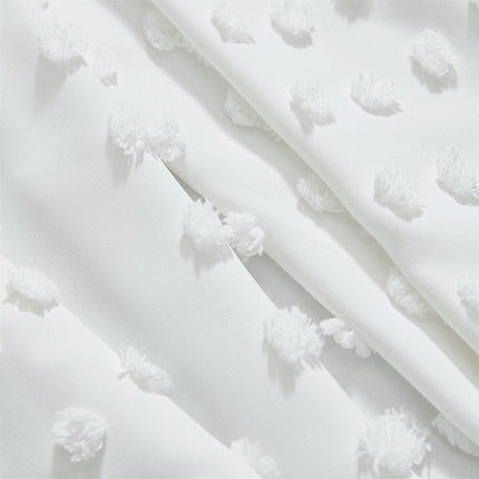 Biała firana z ozdobnymi kropkami