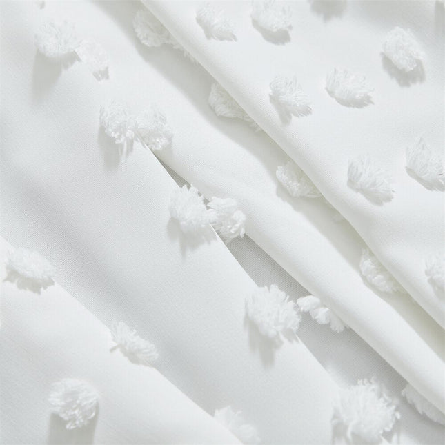 Biała firana z ozdobnymi kropkami