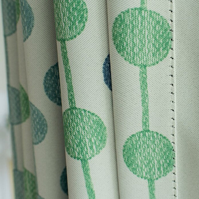 Zielona zasłona w kolorowe kropki