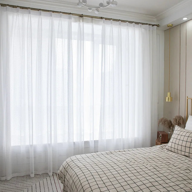 Biała firana w haftowane kropki