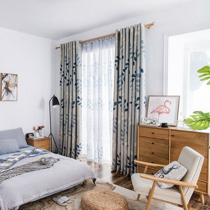 Niebieska zasłona w delikatny wzór liści