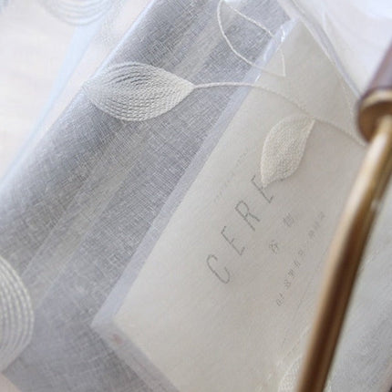 Delikatna firana z haftowanymi liśćmi