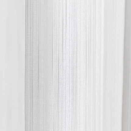 Biała firana z delikatnym wzorem