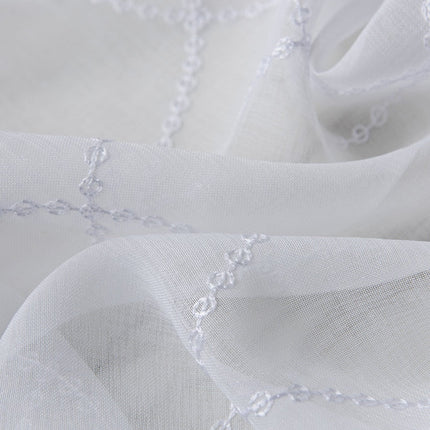 Biała firana w geometryczny wzór