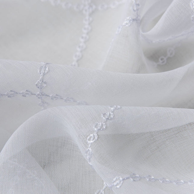 Biała firana w geometryczny wzór