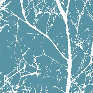 Niebieska zasłona ogrodowa we wzór gałęzi.